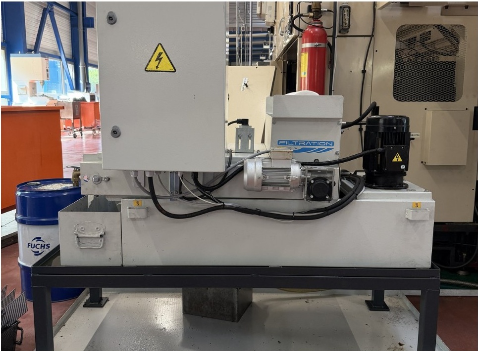 Fabrication et installation d’une station de filtration avec pompe HP pour l’arrosage centre broche, afin de faciliter l’usinage d’un tour.